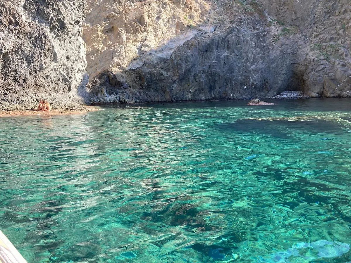 Casa a Capraia porticciolo: vista mare indimenticabile! 0*,  Italia