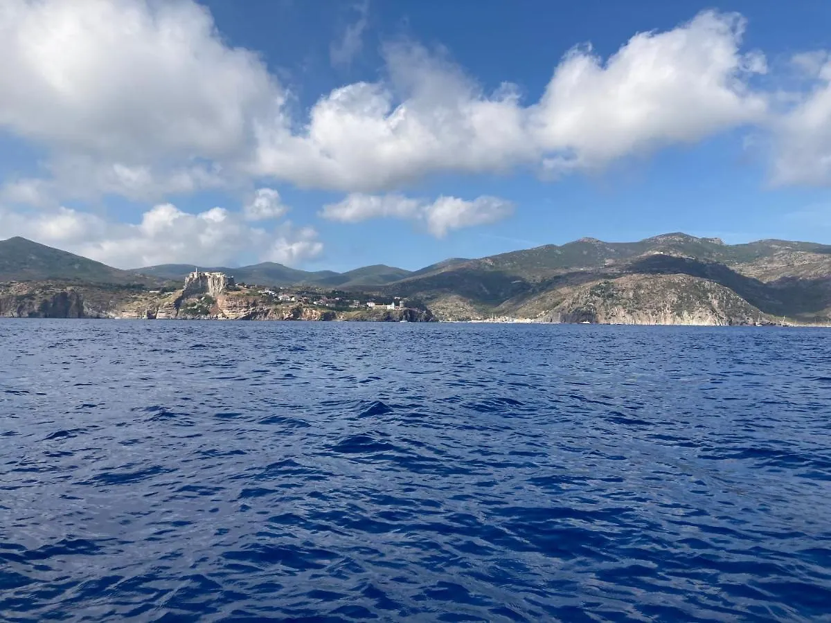 Casa vacanze Casa a Capraia porticciolo: vista mare indimenticabile! Italia