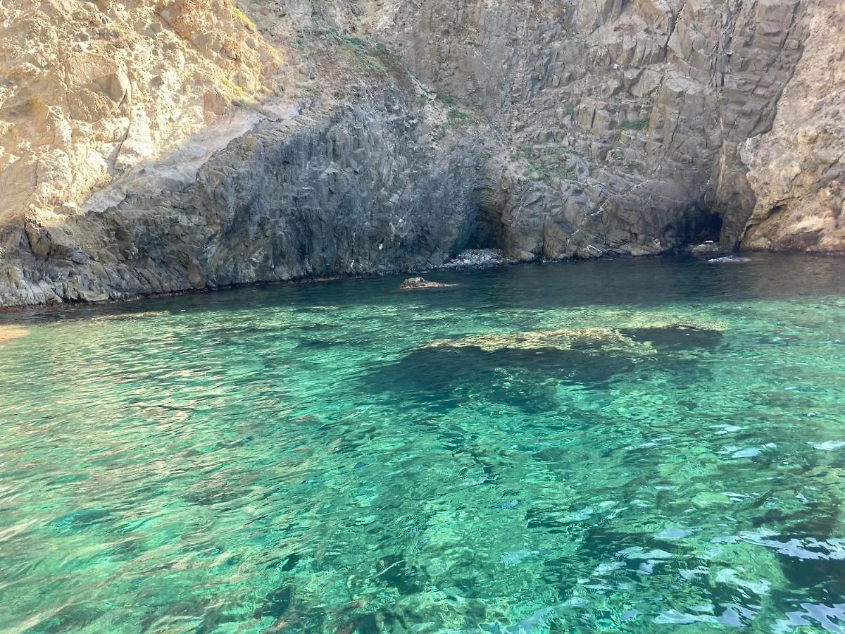 Casa a Capraia porticciolo: vista mare indimenticabile! 0*,  Italia
